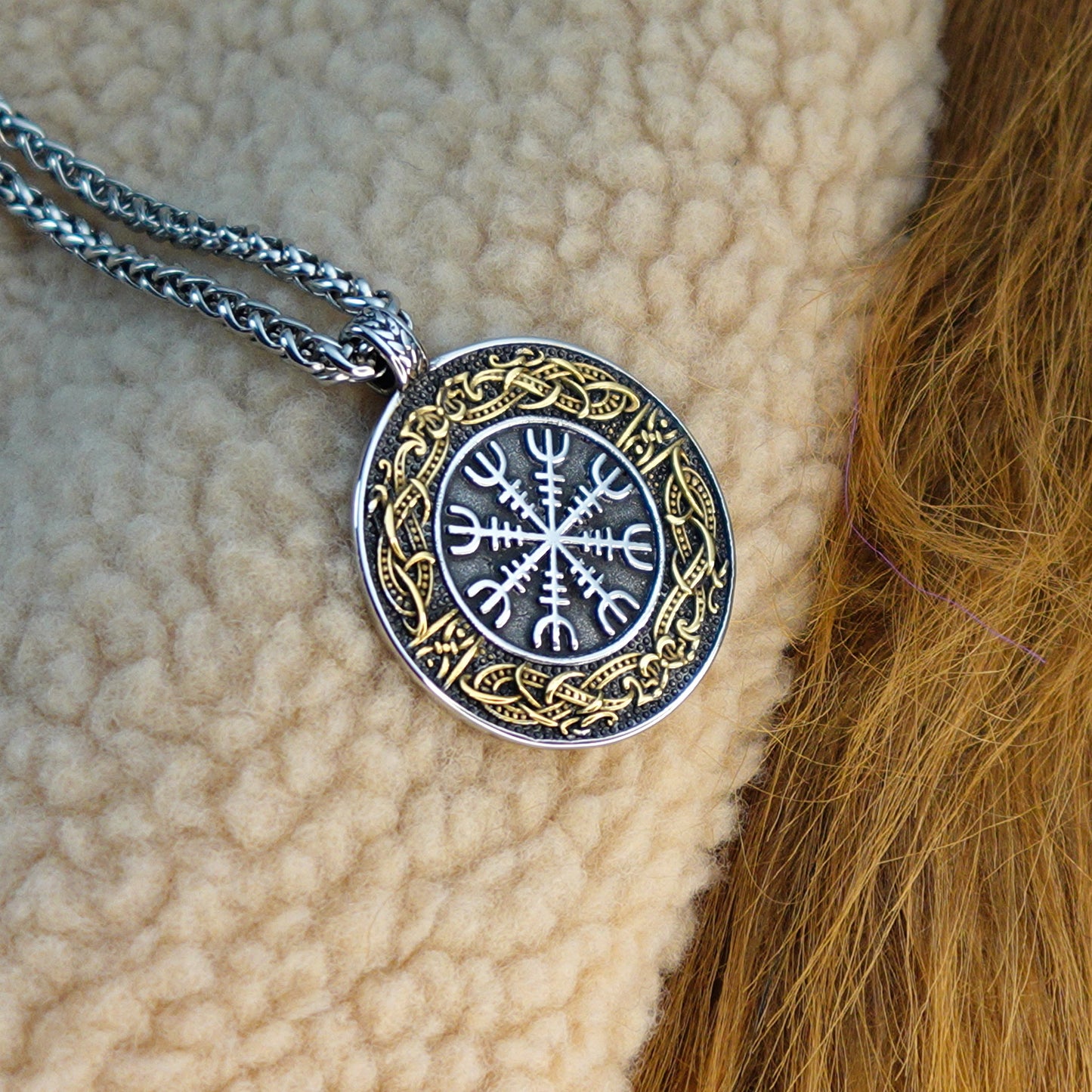 Collar Escudo Sagrado Dorado