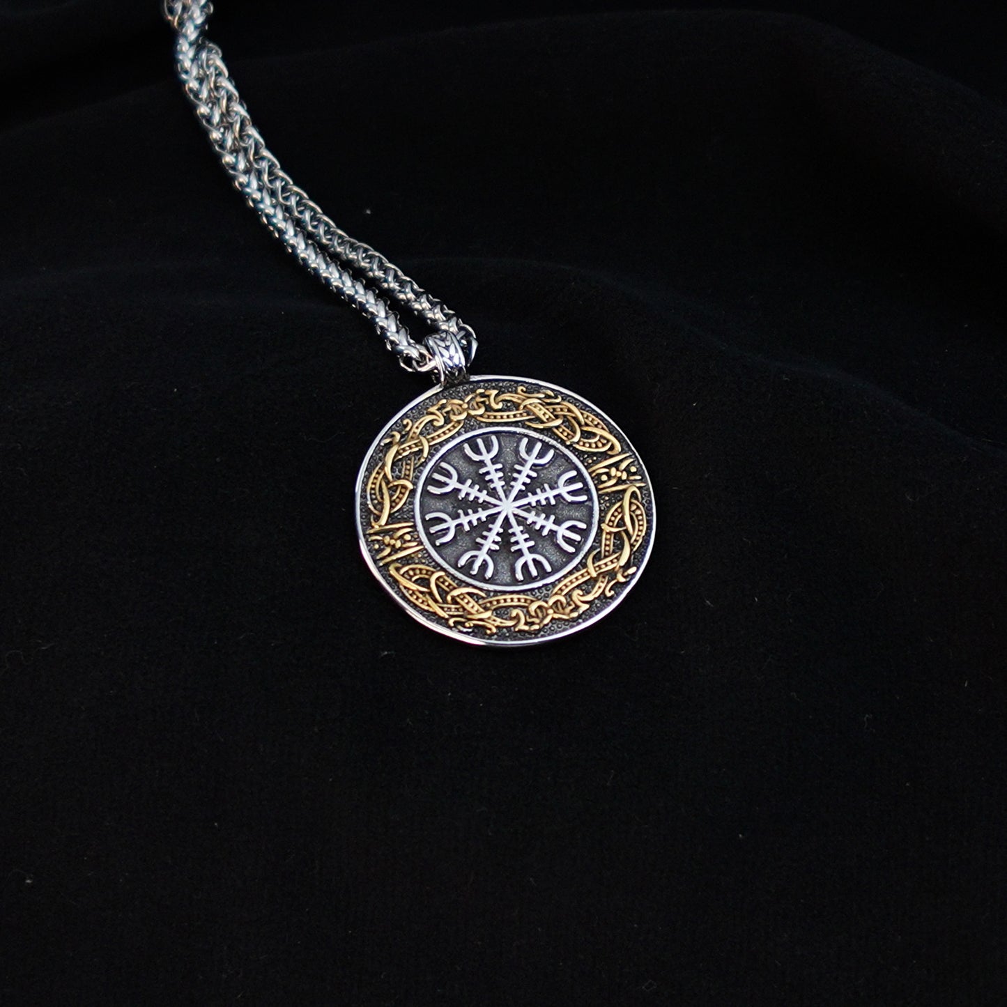 Collar Escudo Sagrado Dorado