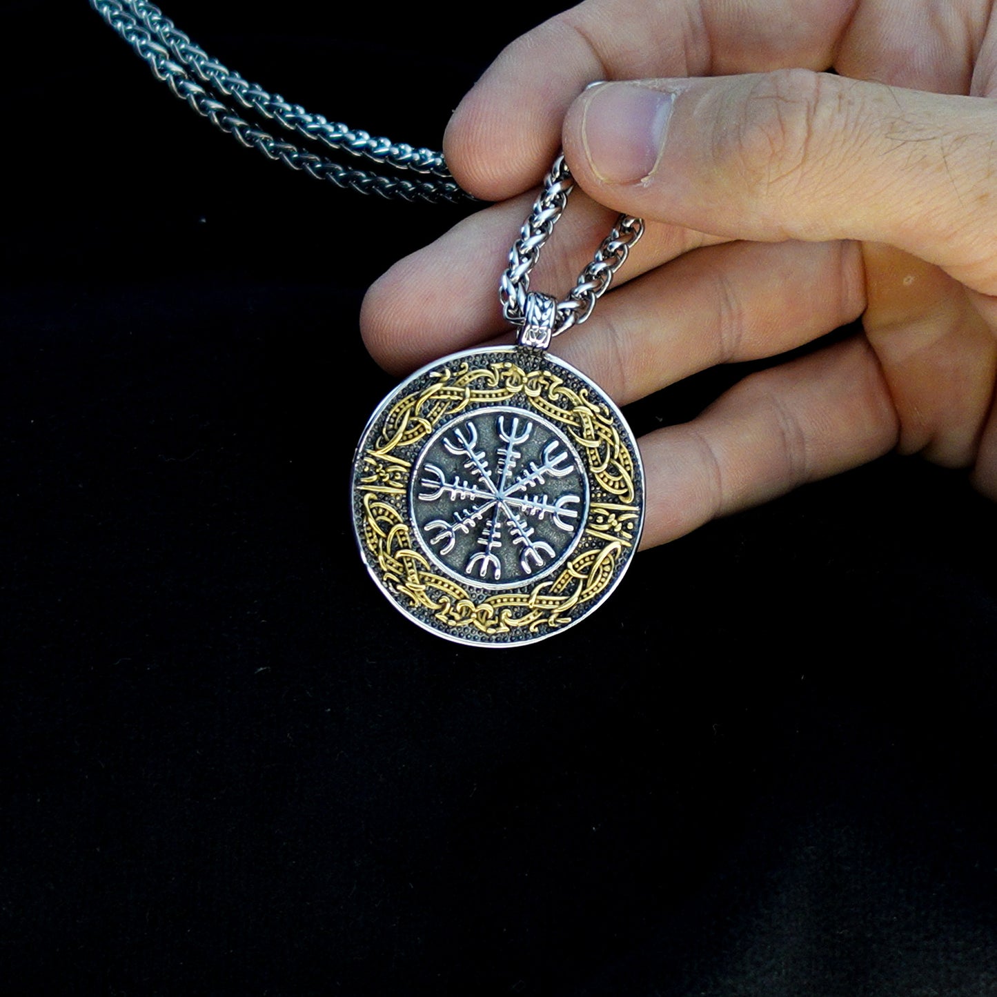 Collar Escudo Sagrado Dorado