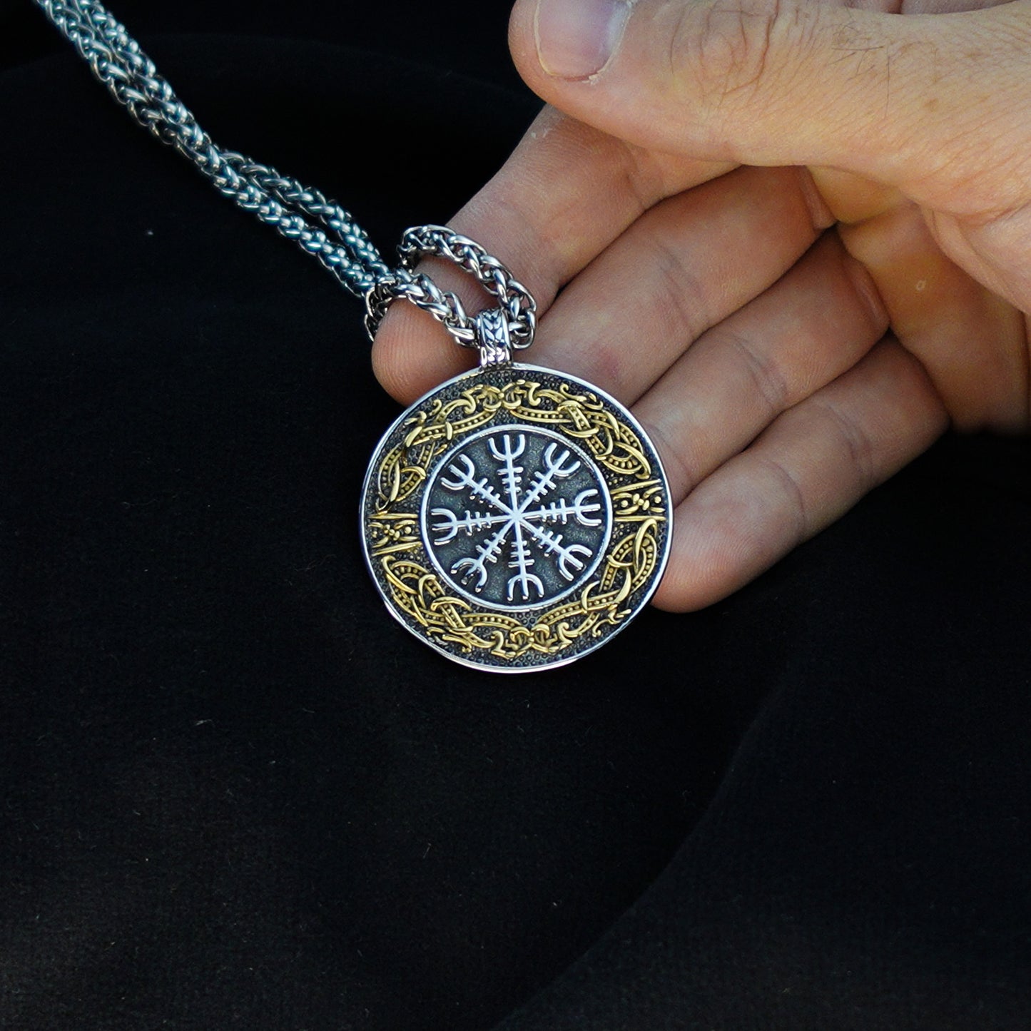 Collar Escudo Sagrado Dorado
