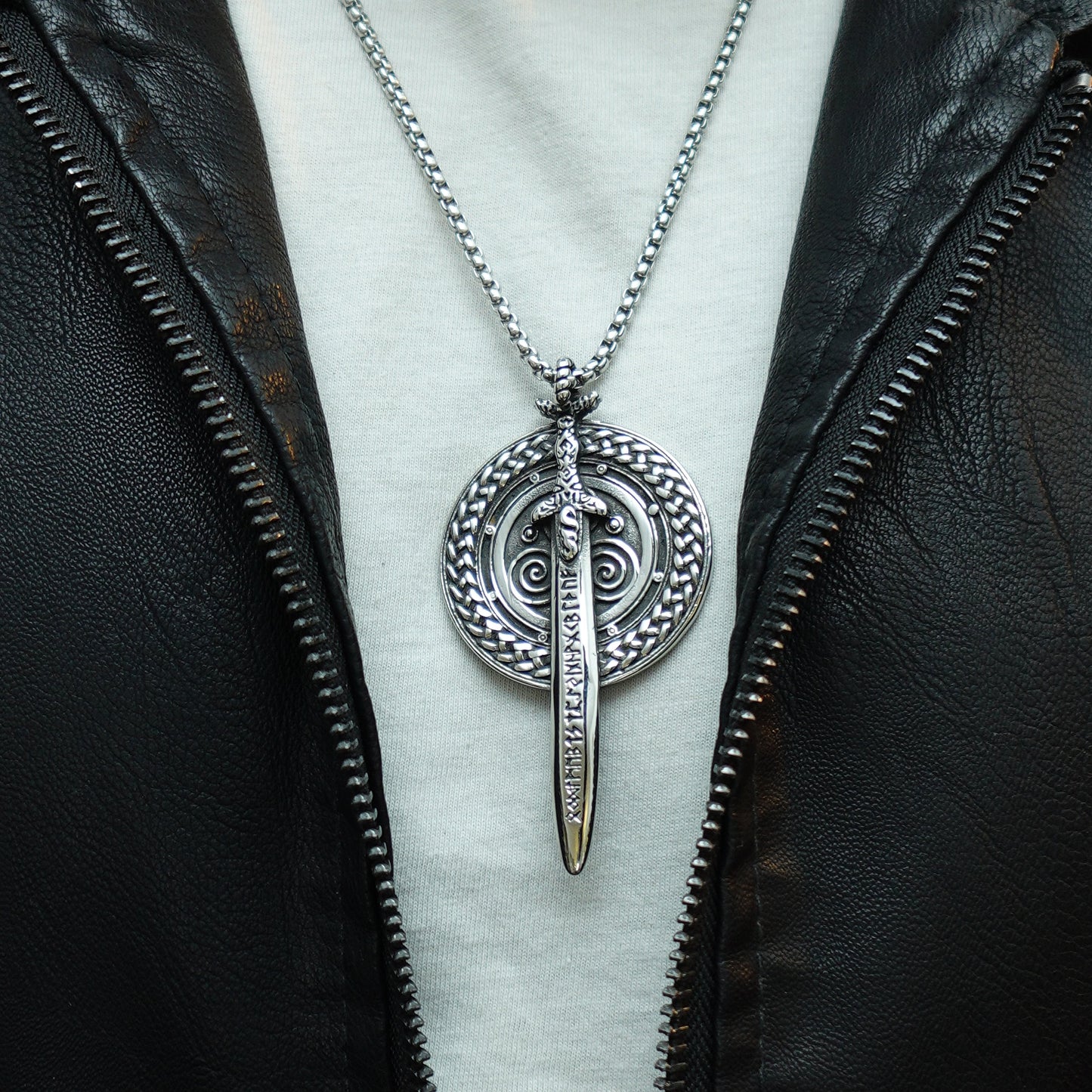 Colgante Escudo y Espada