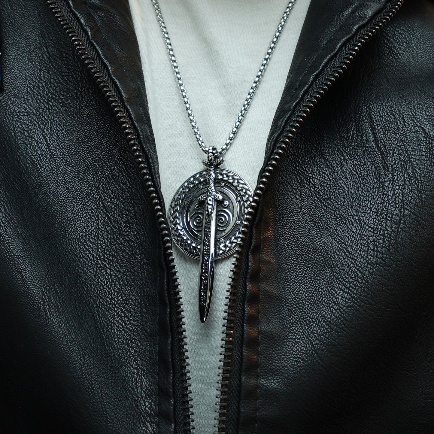 Colgante Escudo y Espada