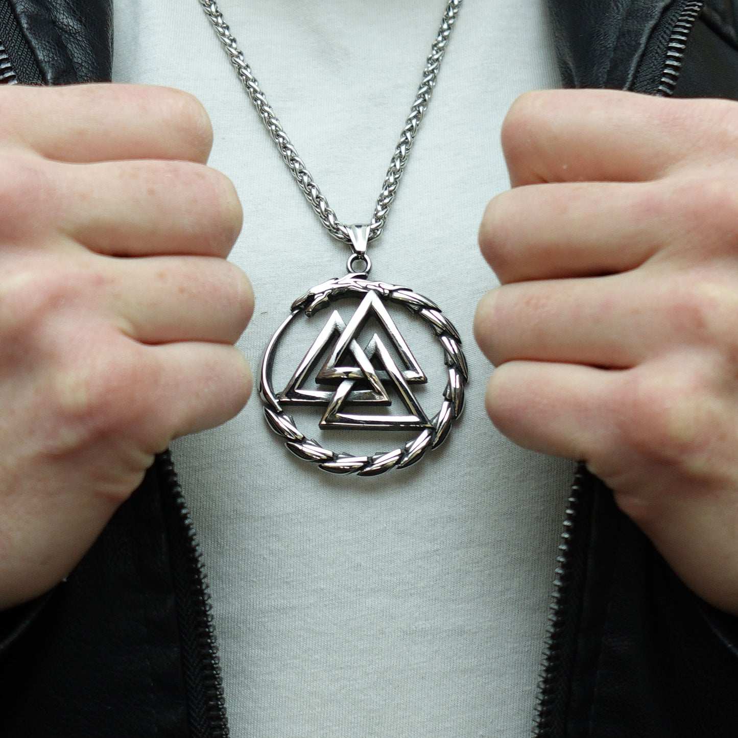 Collar Emblema Valknut Plateado