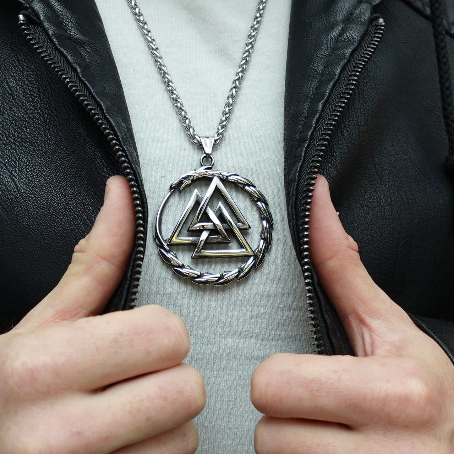 Collar Emblema Valknut Plateado