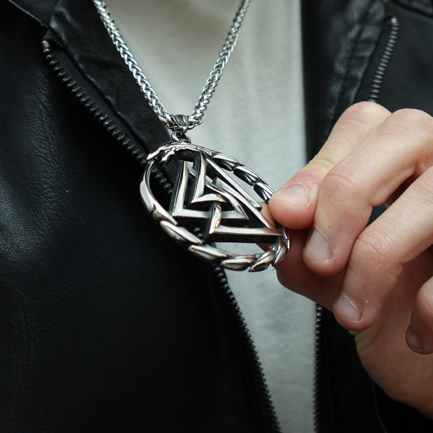 Collar Emblema Valknut Plateado