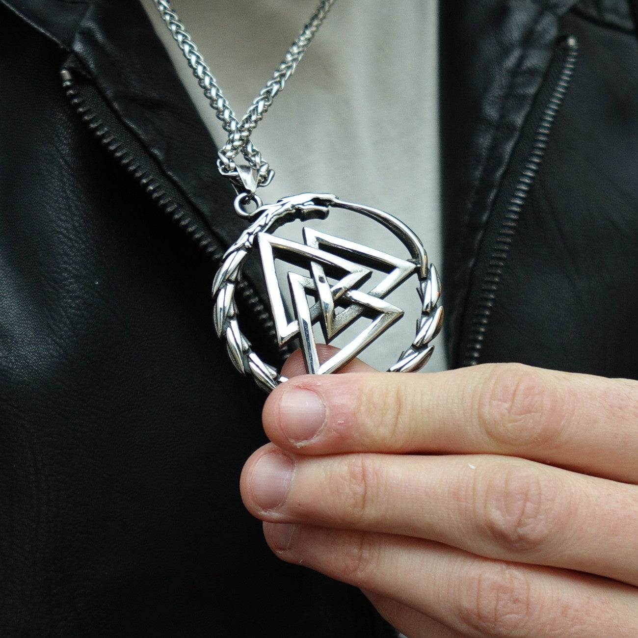 Collar Emblema Valknut Plateado