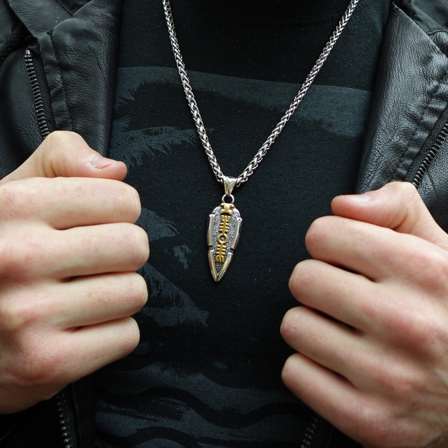 Collar en Flecha Valknut