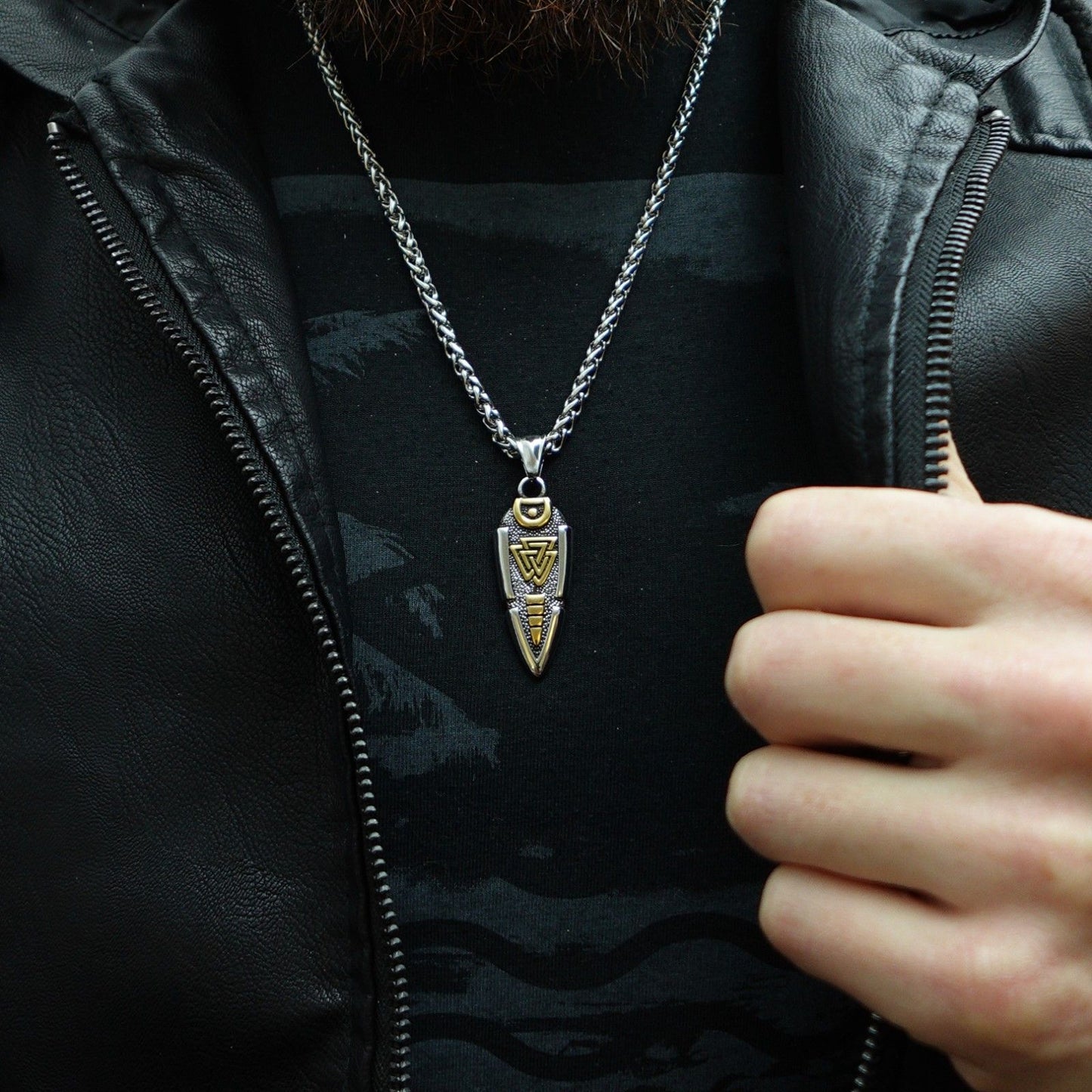 Collar en Flecha Valknut