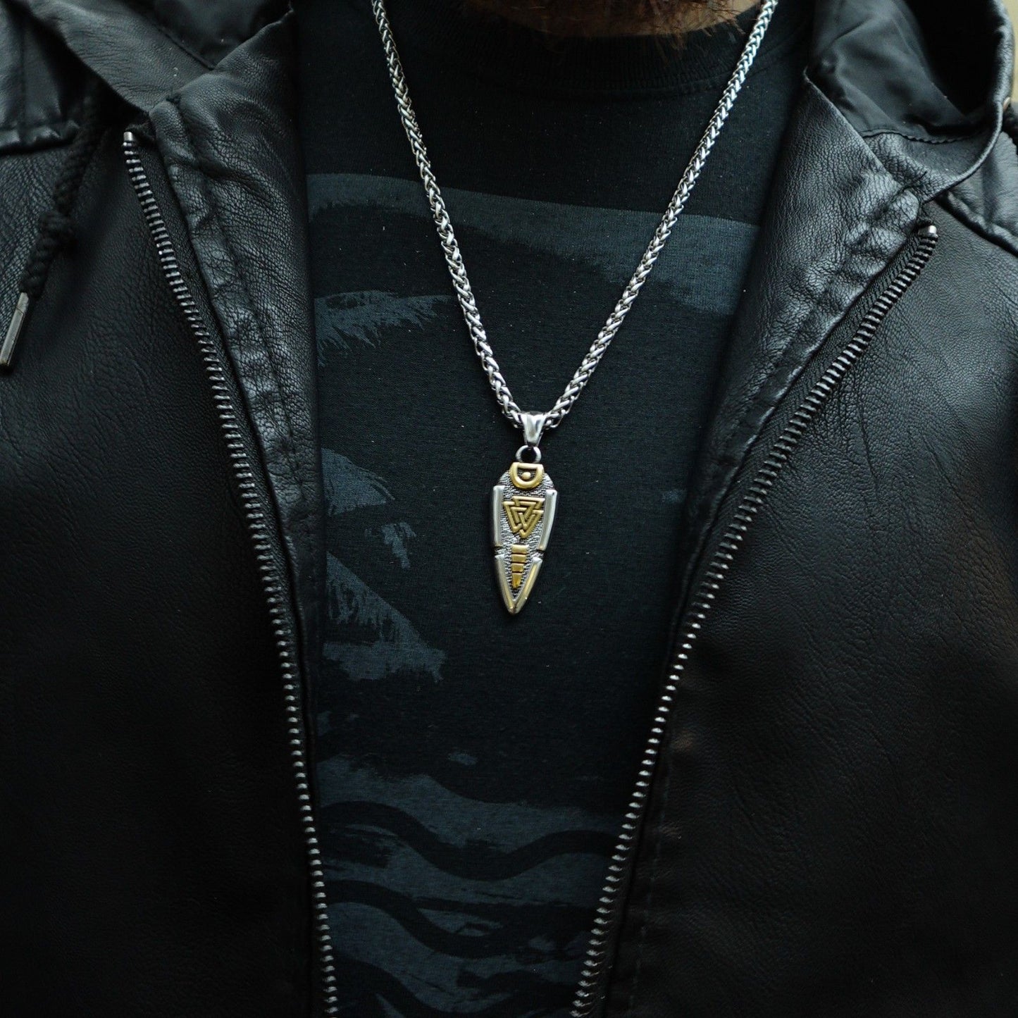 Collar en Flecha Valknut