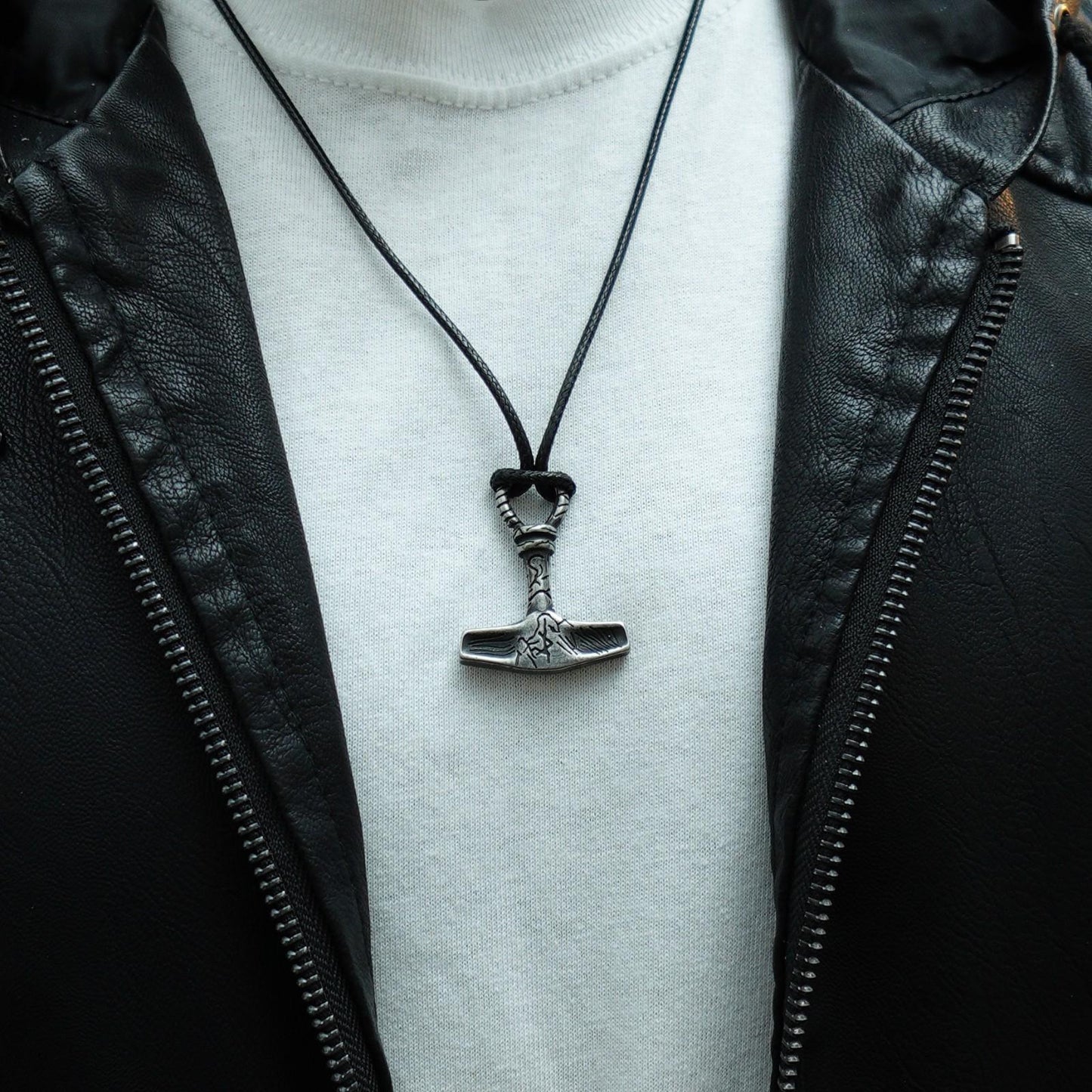 Colgante Mjölnir Sombrío