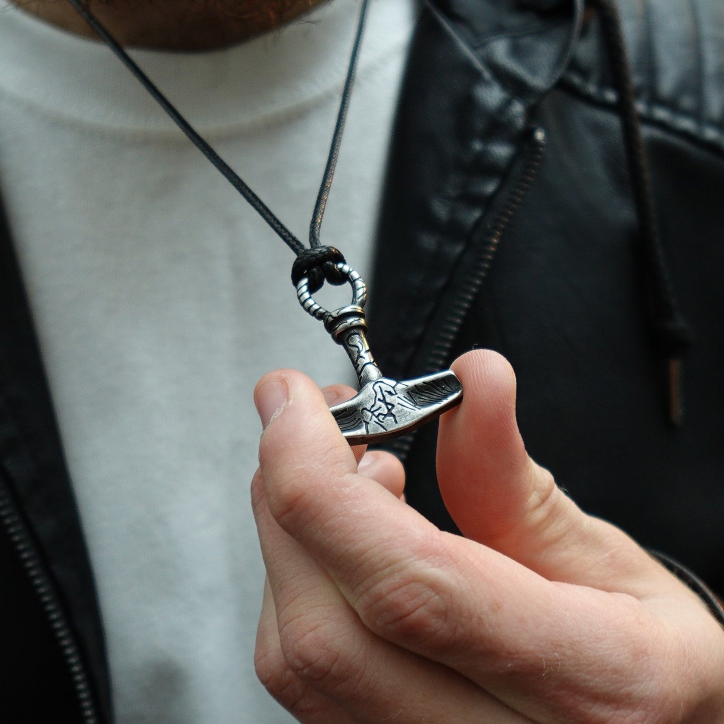 Colgante Mjölnir Sombrío