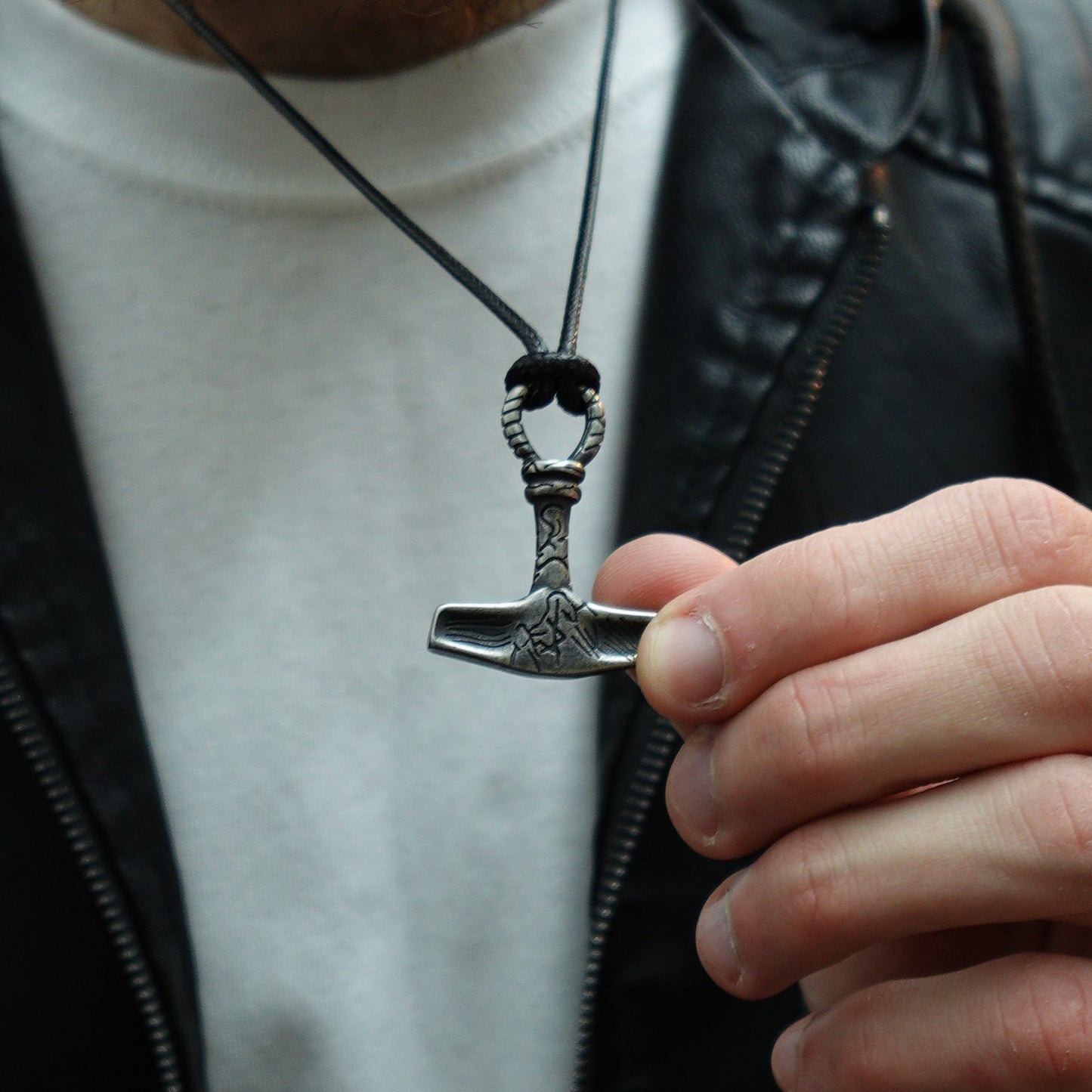 Colgante Mjölnir Sombrío