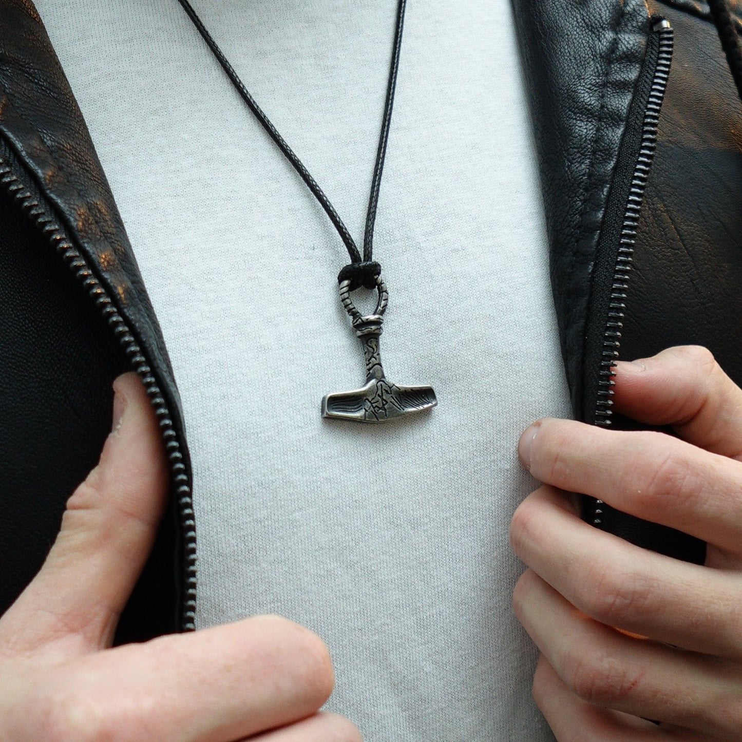 Colgante Mjölnir Sombrío